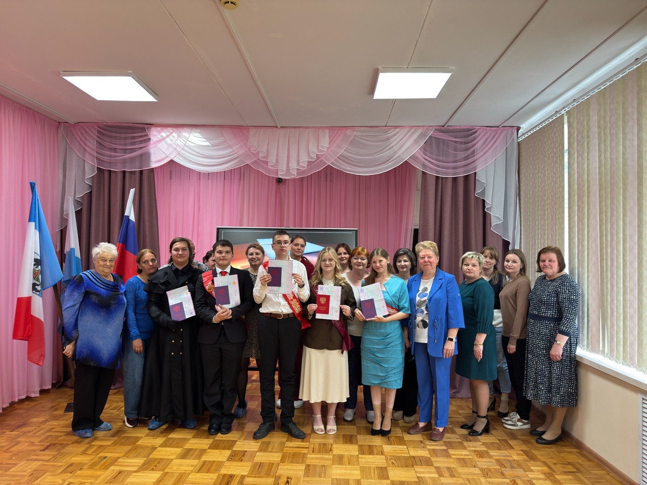 Торжественное вручение аттестатов выпускникам 9-ых классов.